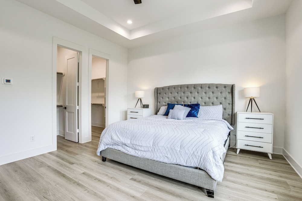Townhome 2 Mi to Hermann Park, Zoo & Museums!