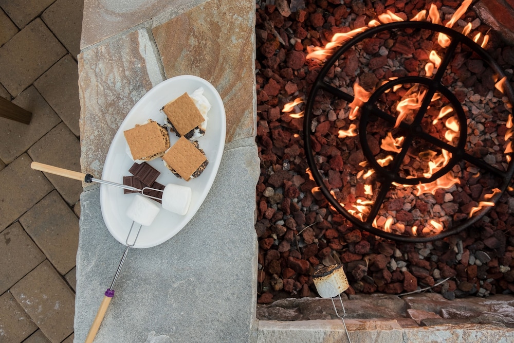 Maple by Avantstay Modern Mountain Home w Cozy Fire Pit 15 Mins frm Northstar