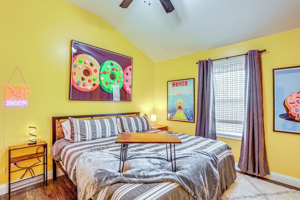 Close to Trails & Town! Artsy Apt in Frankfort