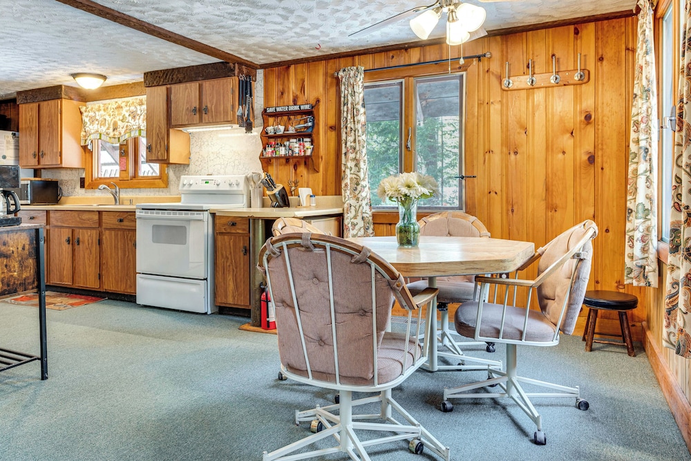 2 Mi to Ossipee Lake: Forest-view Sanctuary!