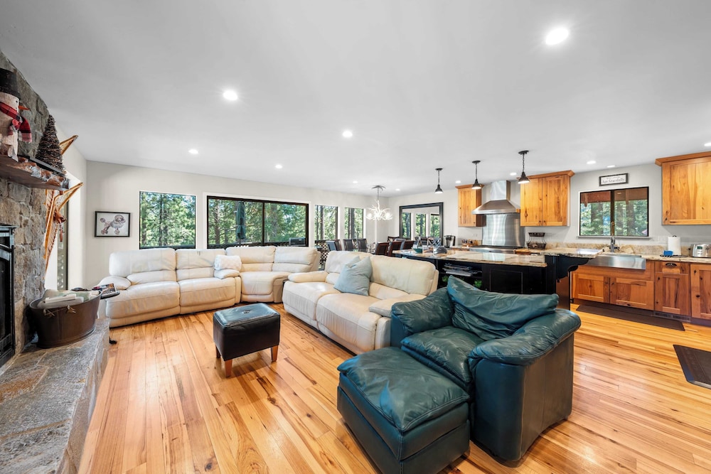Secluded Incline Village Stay w/ Deck Near Diamond Peak & Lake Cloud 9 and 1/2 by Avantstay