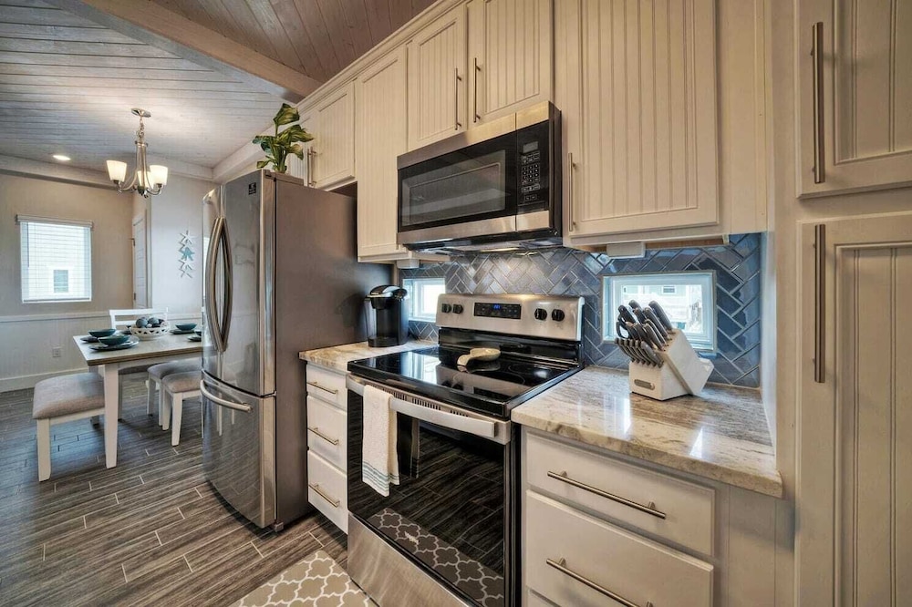 Sleeps 33! 4 Condos, Walk to the Beach, Resort-style Pool, Endless Summer Resort