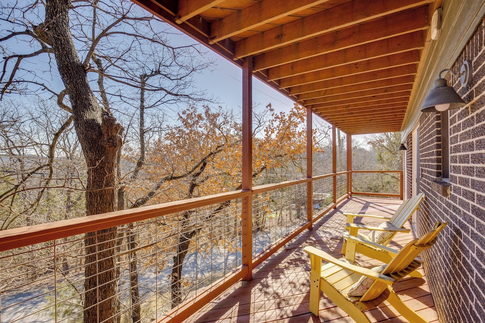 Serene Valley Views: Lake Texoma Retreat