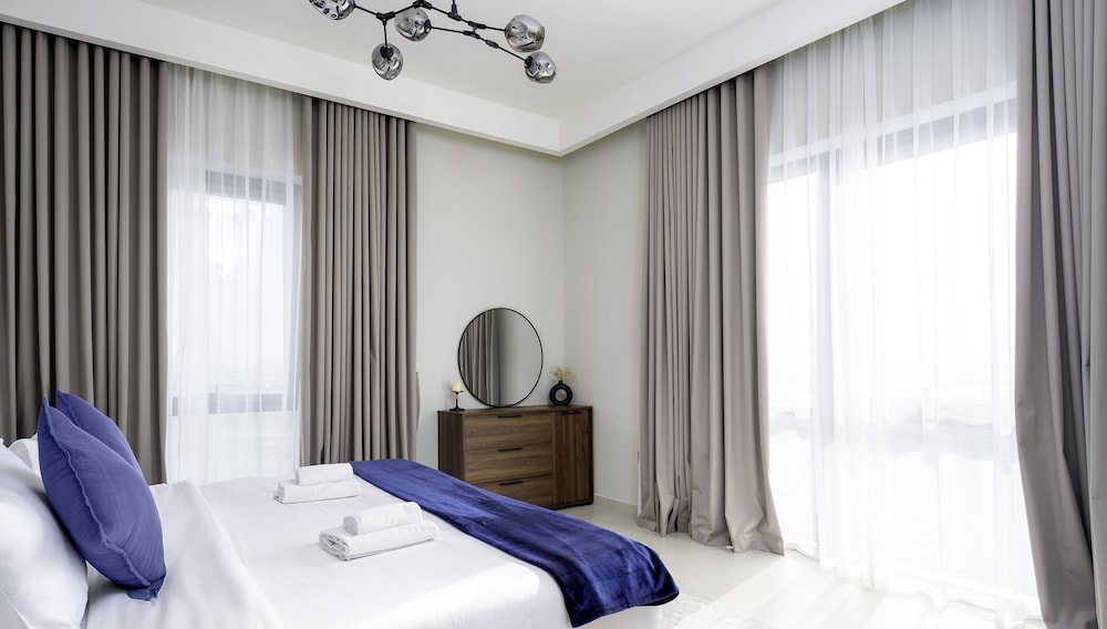 Chic 2 BR in Vida Residences Canal View