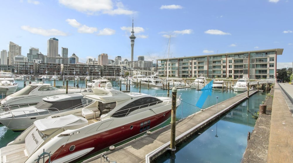 Viaduct Marina Executive -Parking & Pool view 3