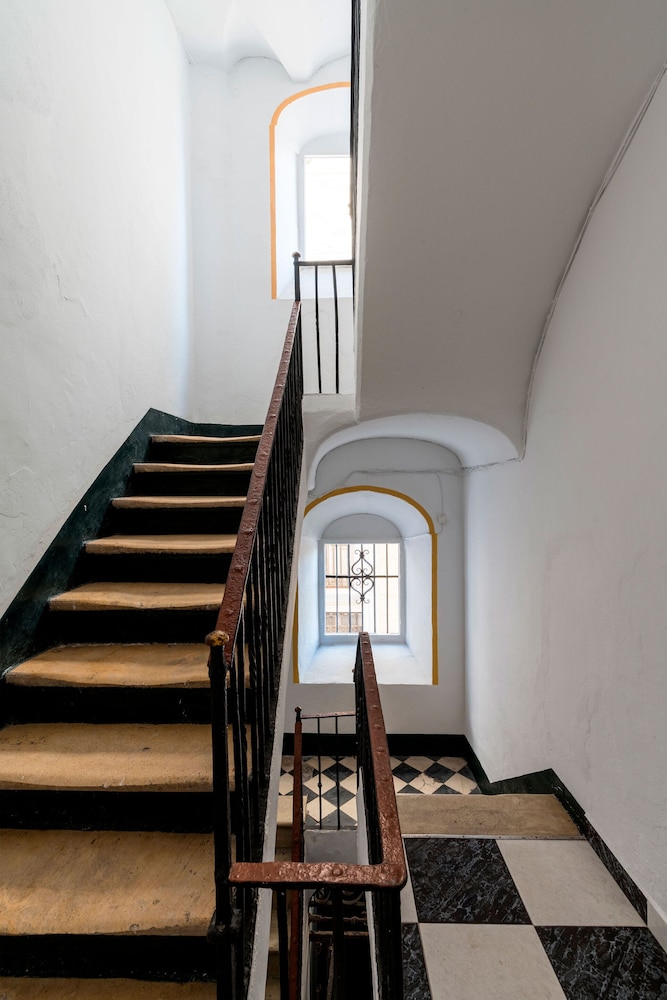 Magnificent 4 Bedroom Apartment in Cadiz Center San Antonio V