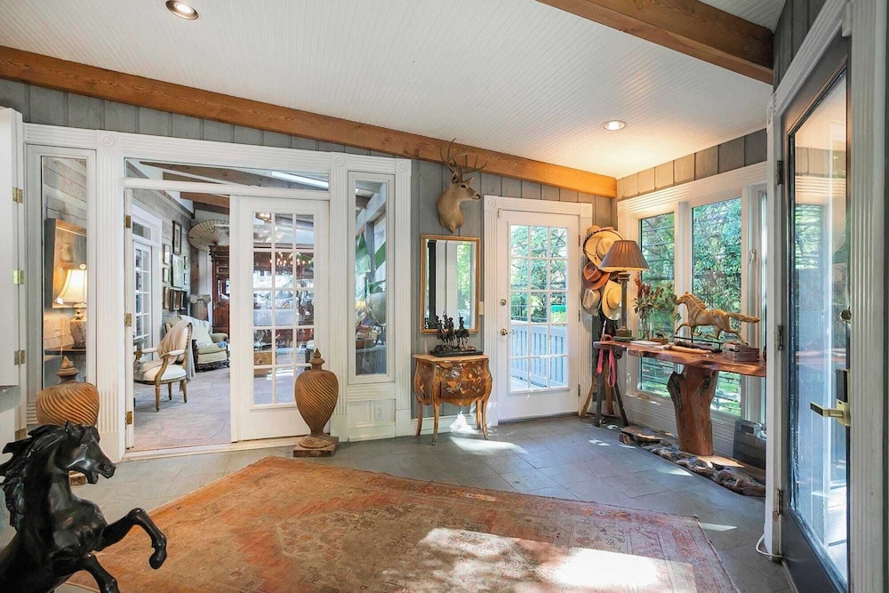 35 Acre Villa w/ Pool, Spa, Wine Cellar & Gym + Near Golf Club La Pearla Ranch by Avantstay