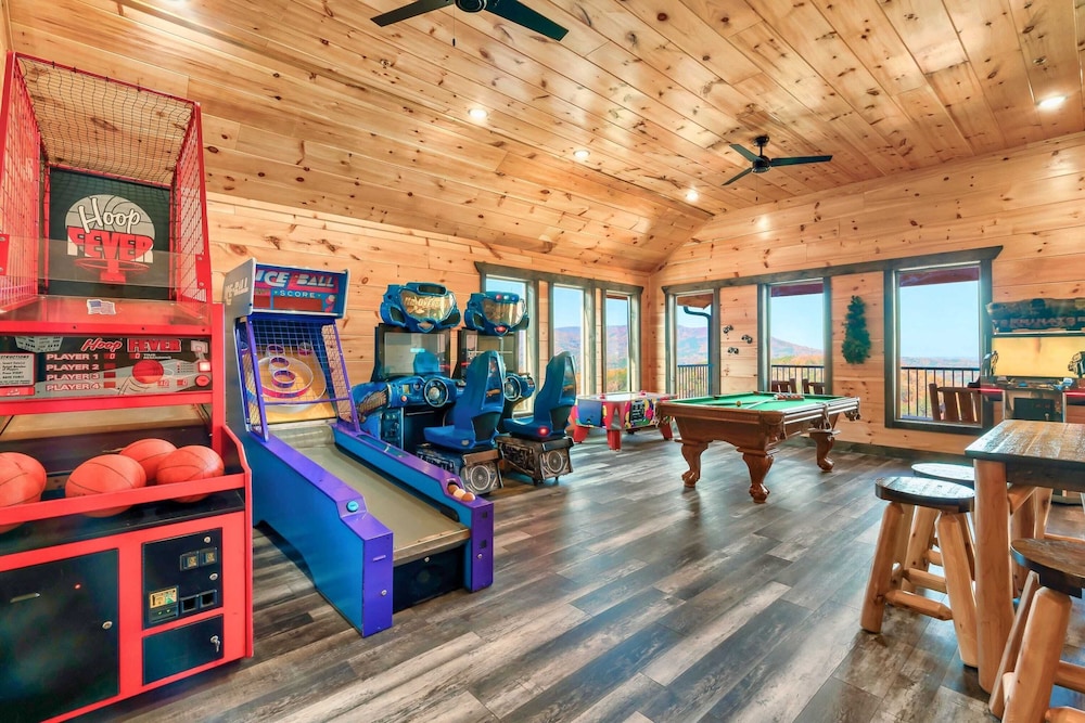 2 Homes Firefly Trail Way by Avantstay Sleeps 28, Indoor Pool + Hot Tub + Movie Theater & Game Room
