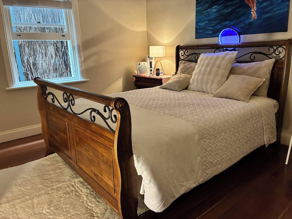 Cozy Tusmore Apartment With Private Garden City View Near Burnside Village Mall