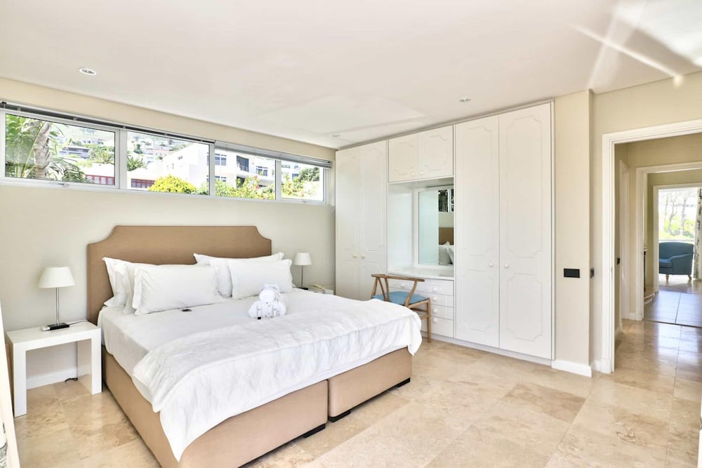 Camps Bay Home w Pool Garden Sea View Tree Villa