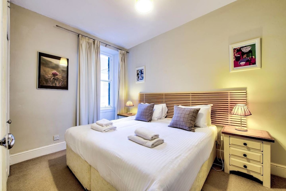 JOIVY Perfect Location! Charming Rose St Apt for Couples view 4