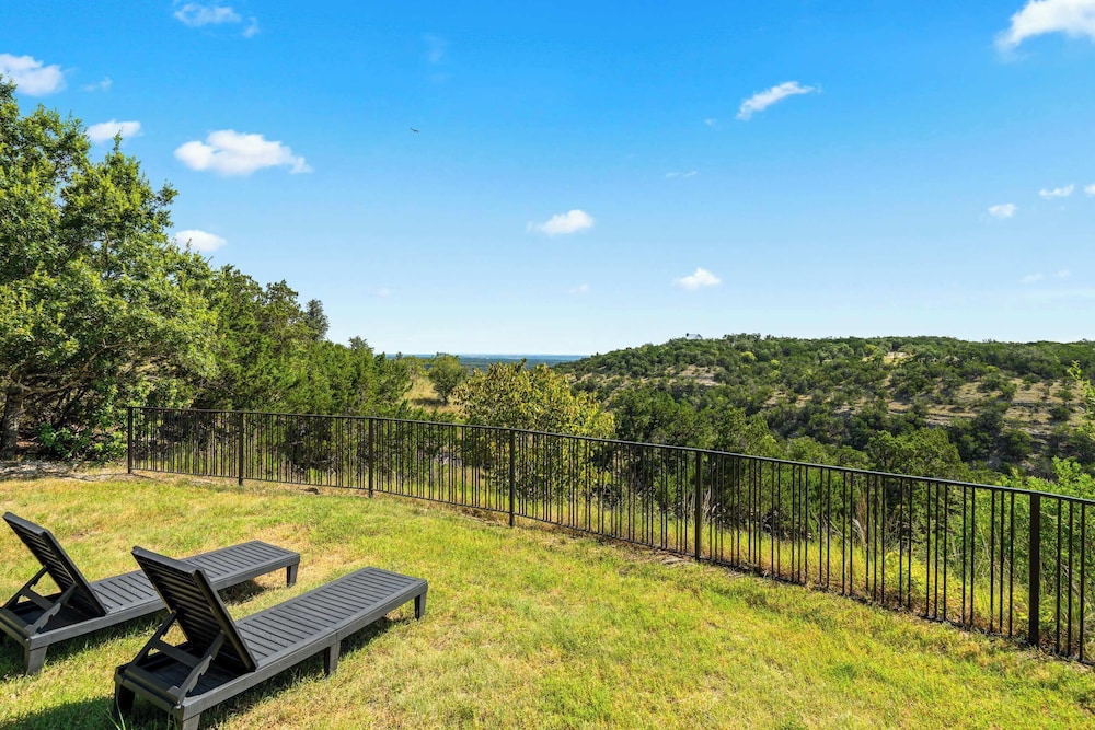 Luxury 4BR Hilltop Retreat Hot Tub & Scenic Views