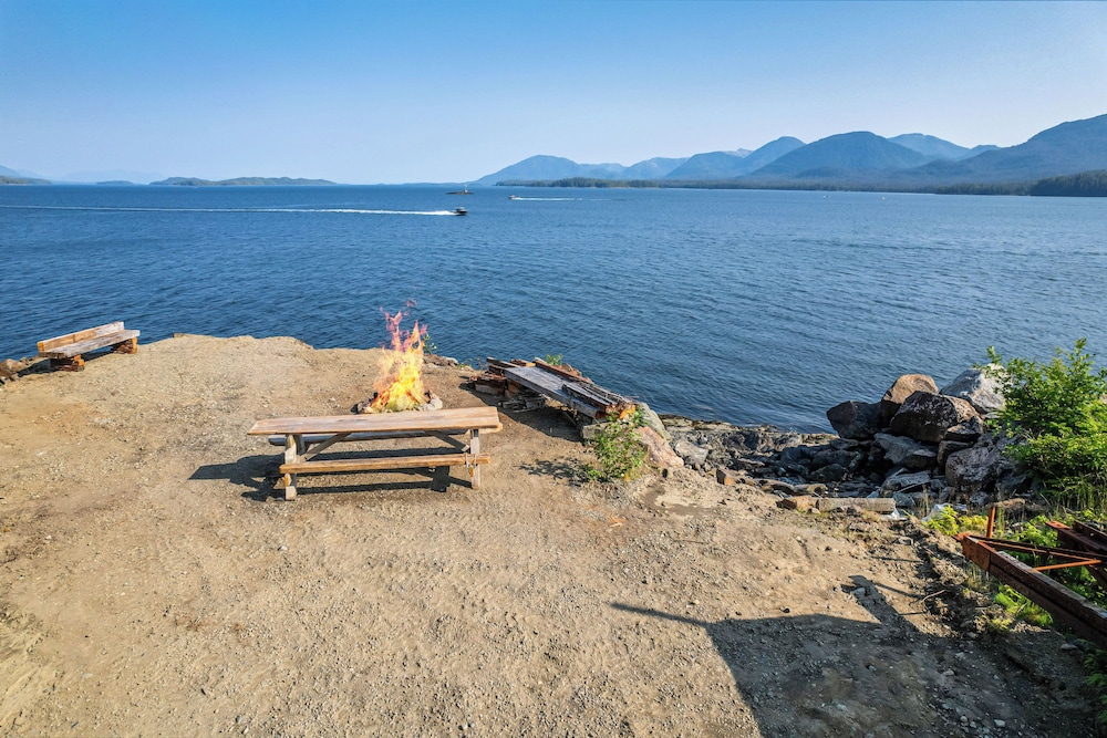 6 Mi to Main St: Oceanfront Cottage in Ketchikan
