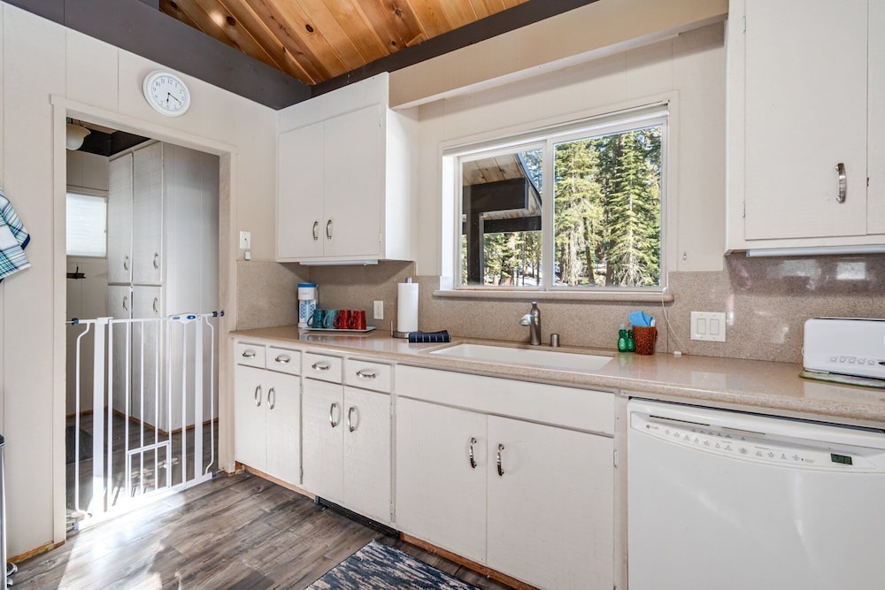 Awesome House Above The Lake/pets Welcome 2 Bedroom Home by Bear Valley Vacation Rentals