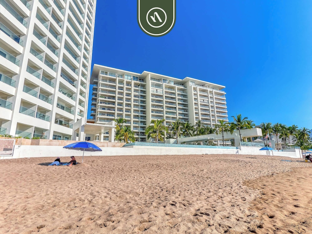 Luxury Oceanfront Studio - Beach - Pools - Gym