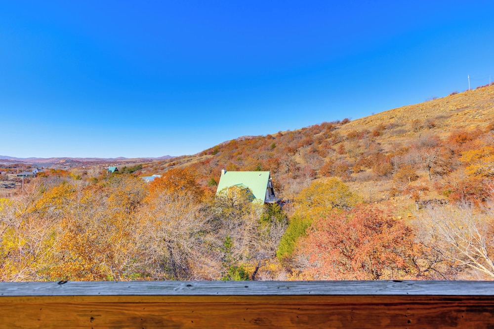 Spacious Cabin w/ Views, Near Lake Lawtonka!