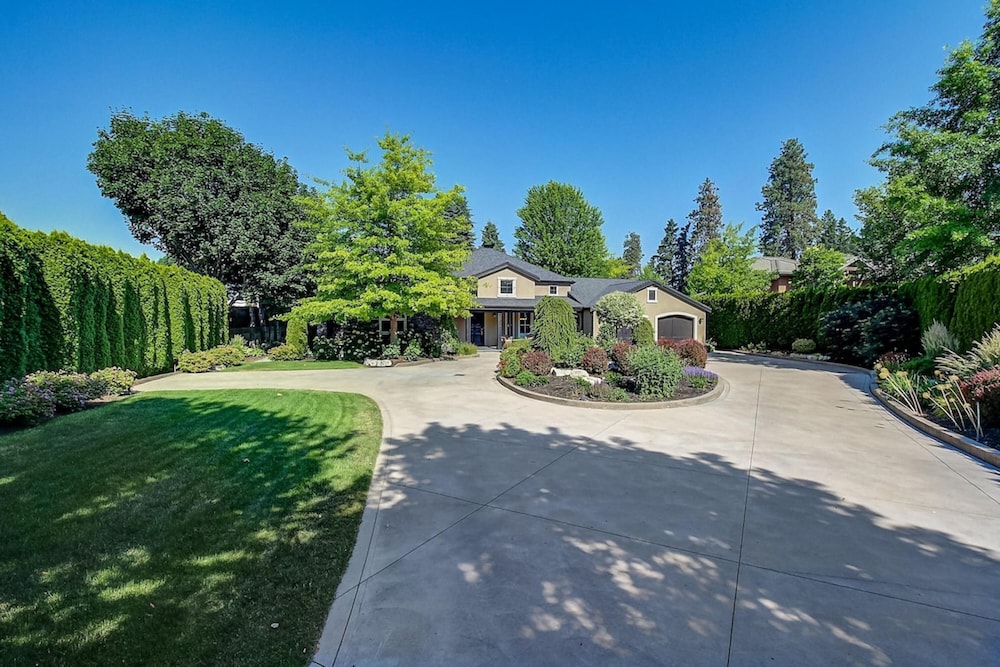 Private Luxury Oasis w Pool HT Parking - Image 4