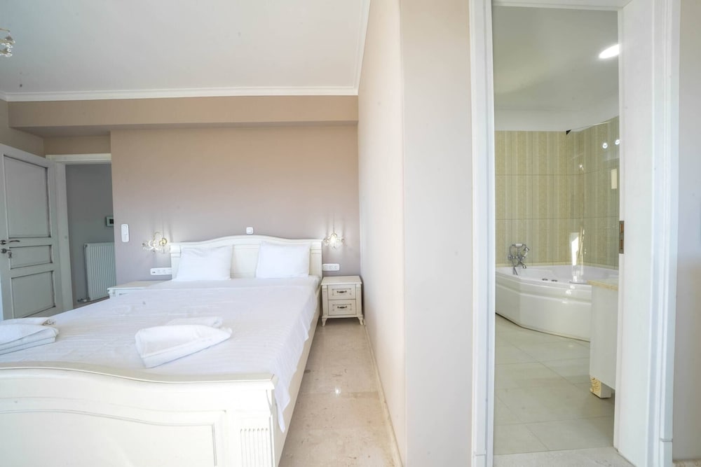 Karyo Villa,- 4bd, 3min On Foot From The Beach!