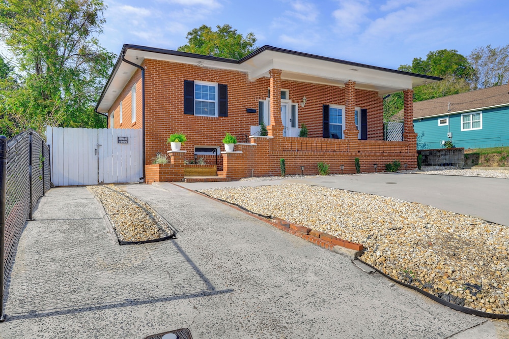 Walk to Mercer: Dtwn Macon Home w/ Fire Pit! view 5