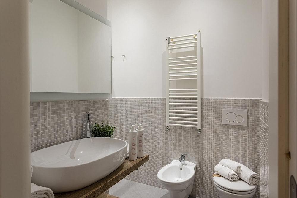 Vegetti Twin Apartments A by Wonderful Italy view 4
