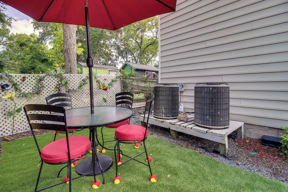 Private Patio: Cargo District, Dtwn Wilmington Apt