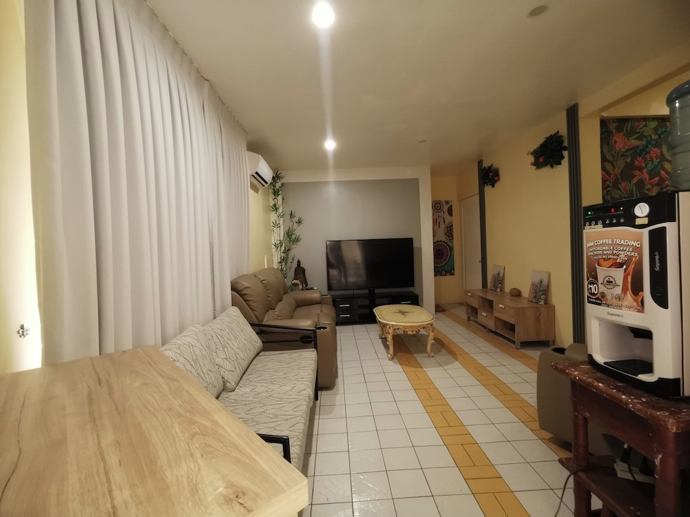 Resort’s Side Hostel near Shangrila