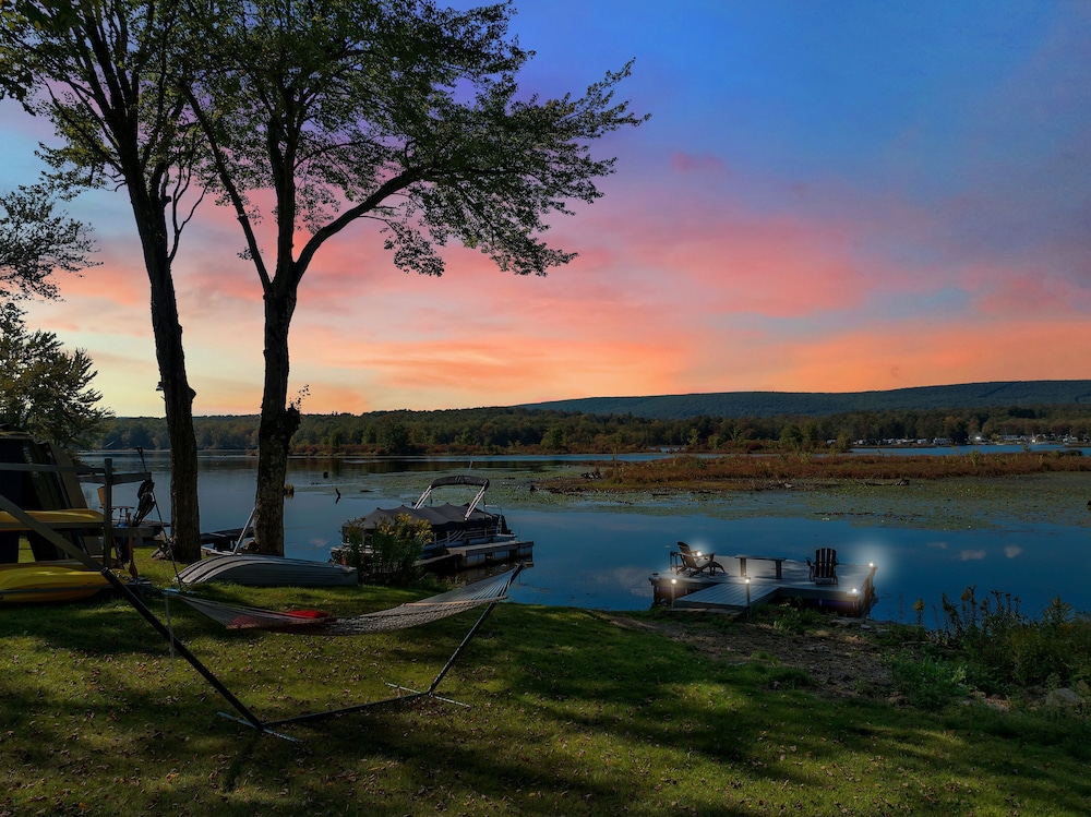 Lakefront Lodge Hot Tub Dock Kayaks