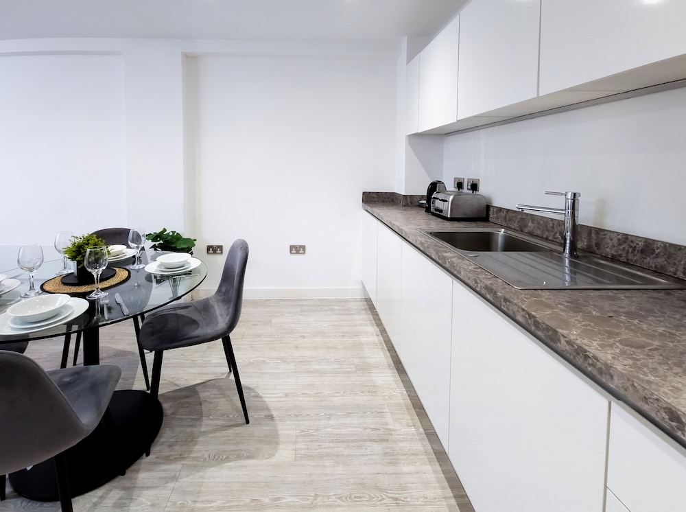 Salford - 2 Bed Apartment - Sleeps 4 - Wifi