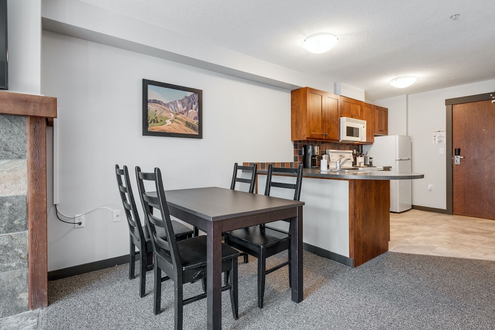 SPACIOUS Studio | Ski In/Out | Pool & Hot Tubs | in the Heart of PANORAMA RESORT-0