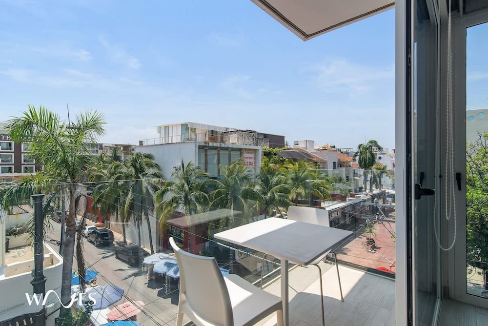 1 Br w 5th Avenue View Steps From the Beach