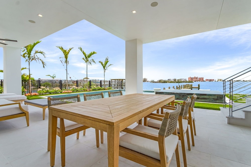 793 Shoreline Estate: 6bd/6br, Luxurious Pool Home On The Water! 6 Bedroom Home