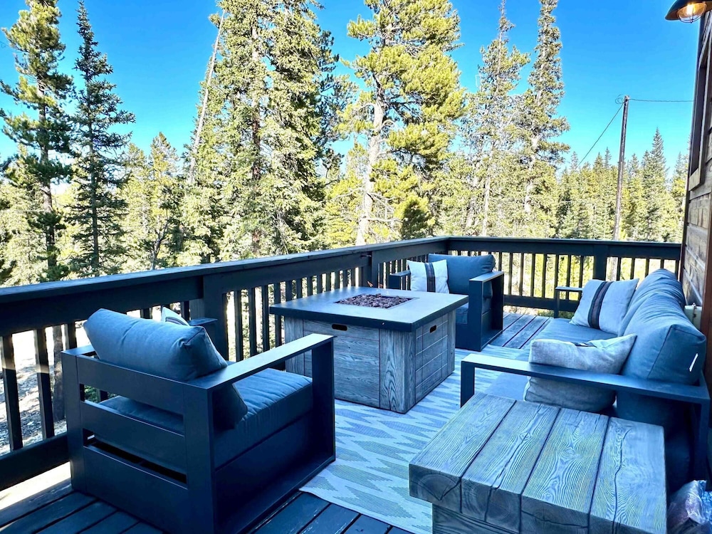 Modern Cabin Mountain Views Arcade Games Fun For All Ages Pet Friendly view 5