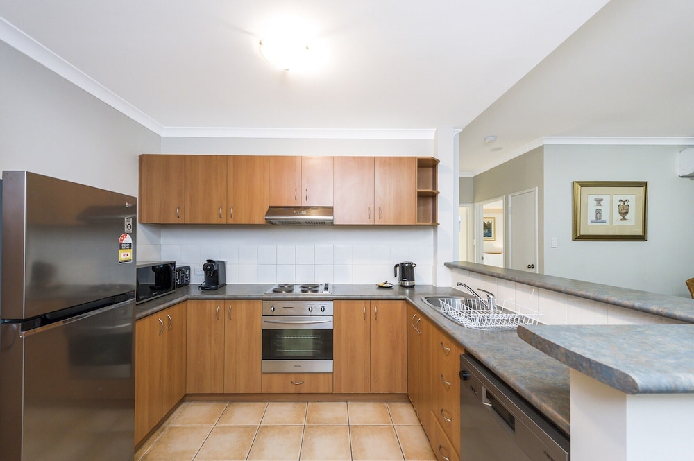 Central East Perth Flat With Pool & Gym Access