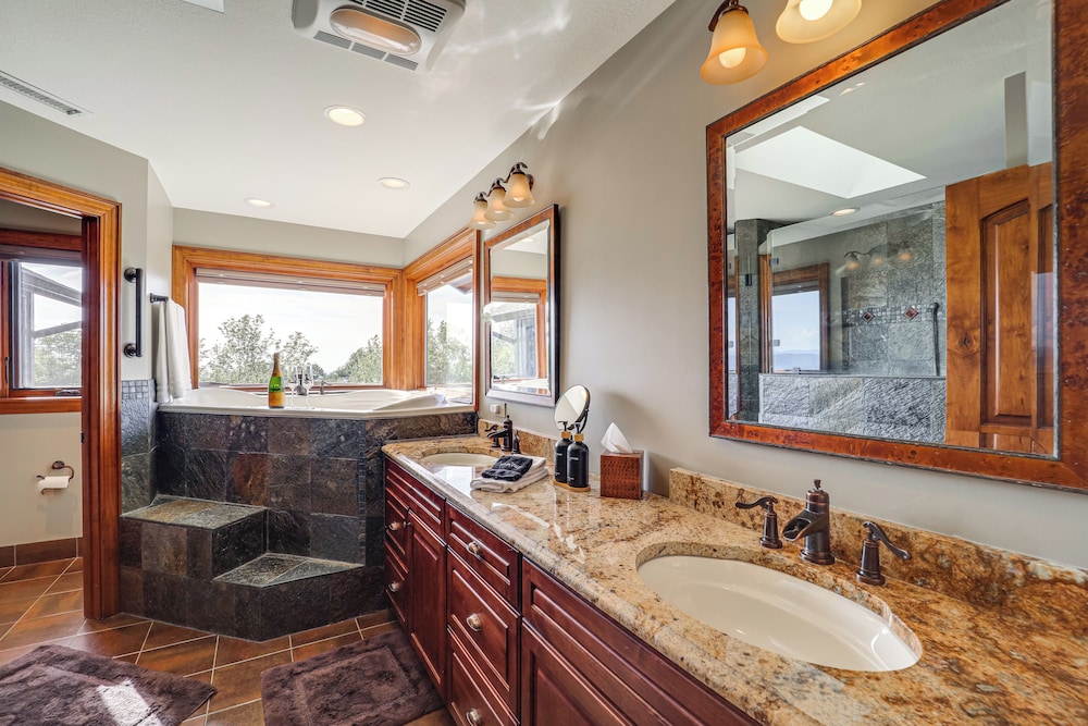 Hot Tub + Stunning Views: Luxury Beech Mtn Escape!