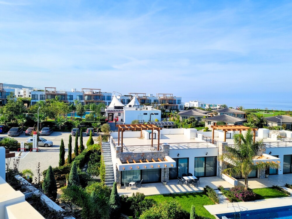 Gorgeous Seafront Villa in a Prime Resort