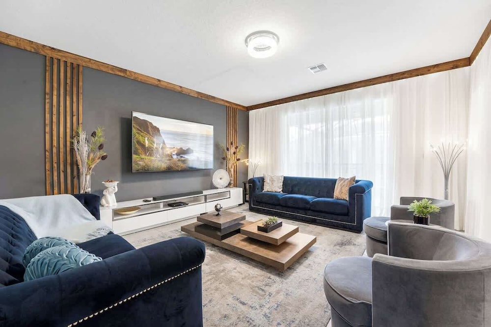 Sophisticated 6BR at Storey Lake