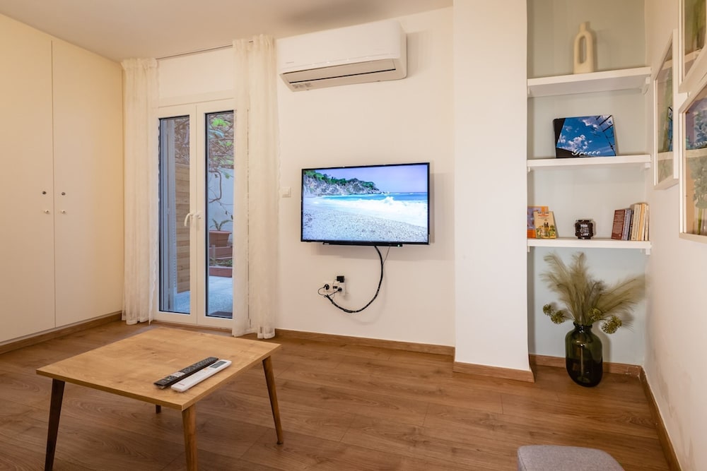 Quiet Apartment With a Garden at Exarcheia