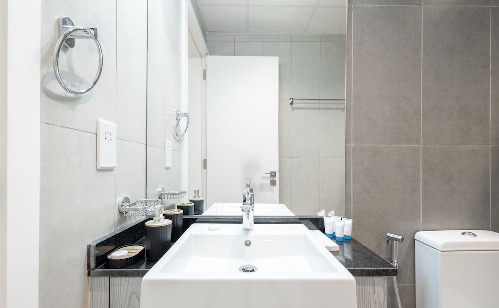 SuperHost - Comfort 1BR Centurion Onyx Retreat with Balcony