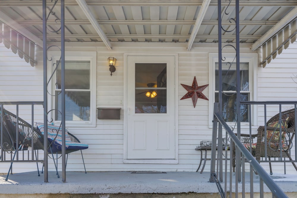 3 Mi to Englewood Dam: Pet-friendly Home w/ Yard!