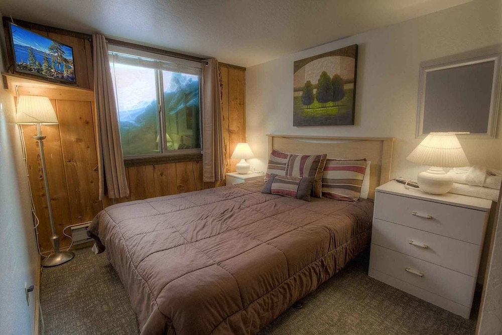 Tahoe Olympic 3 Bedroom Condo by RedAwning view 4