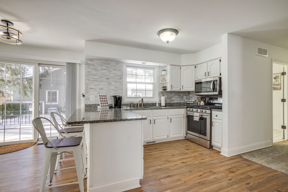 1/2 Mi to Lake Geneva: Home w/ Game Room