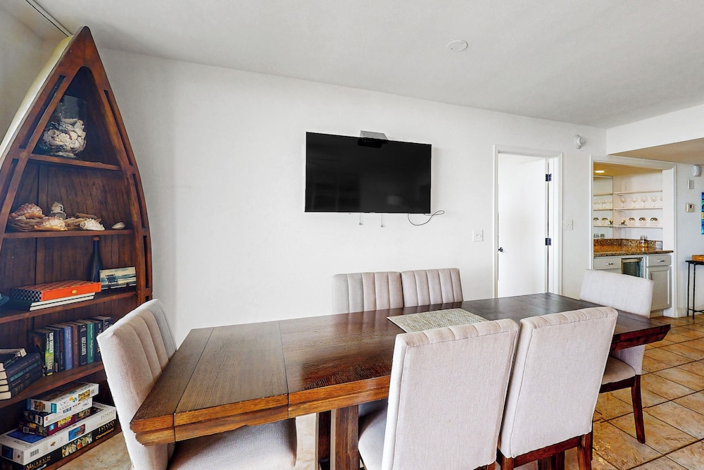 All-suite Beachfront 3BR w/ Gulf Views & Pools