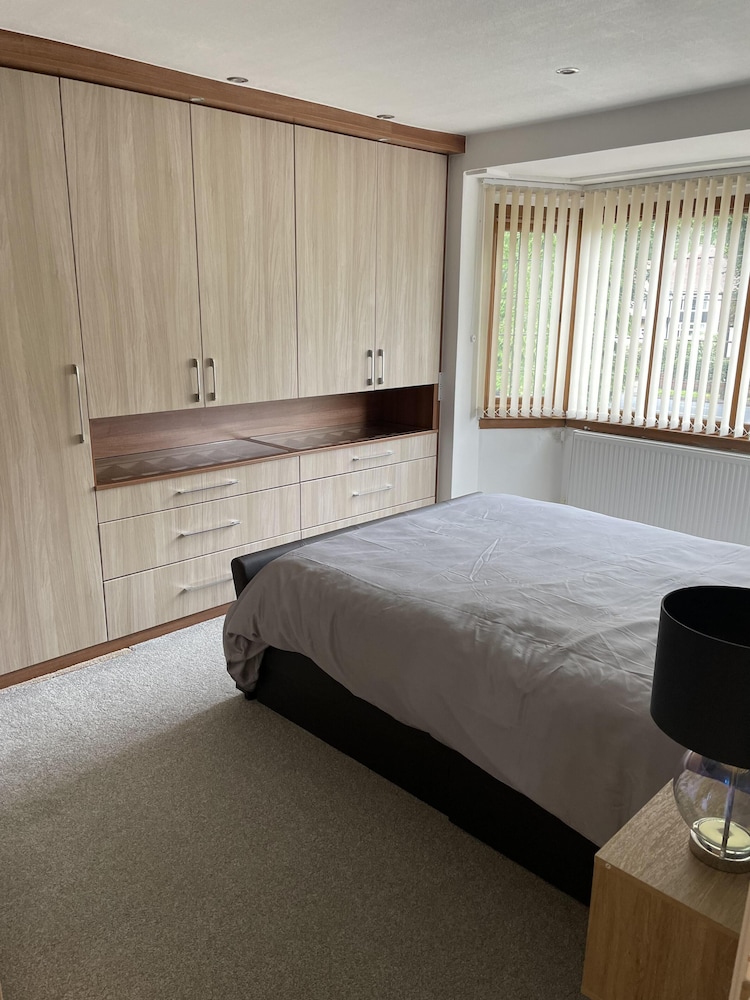 Beautiful 5-bed House in Walsall view 5