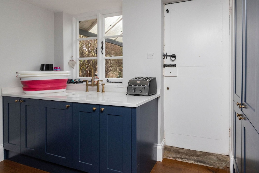 Country Retreat - Sleeps 14 - Large Garden