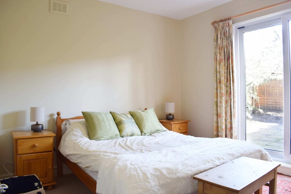 Charming 2 Bedroom Home 3 Near Arsenal Station