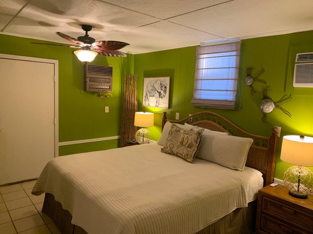 2521 ALOHA King Bed with Sleeper Sofa