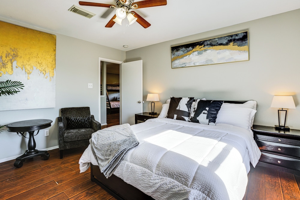 Solar-powered Home w/ & Game Room & Gym in Houston
