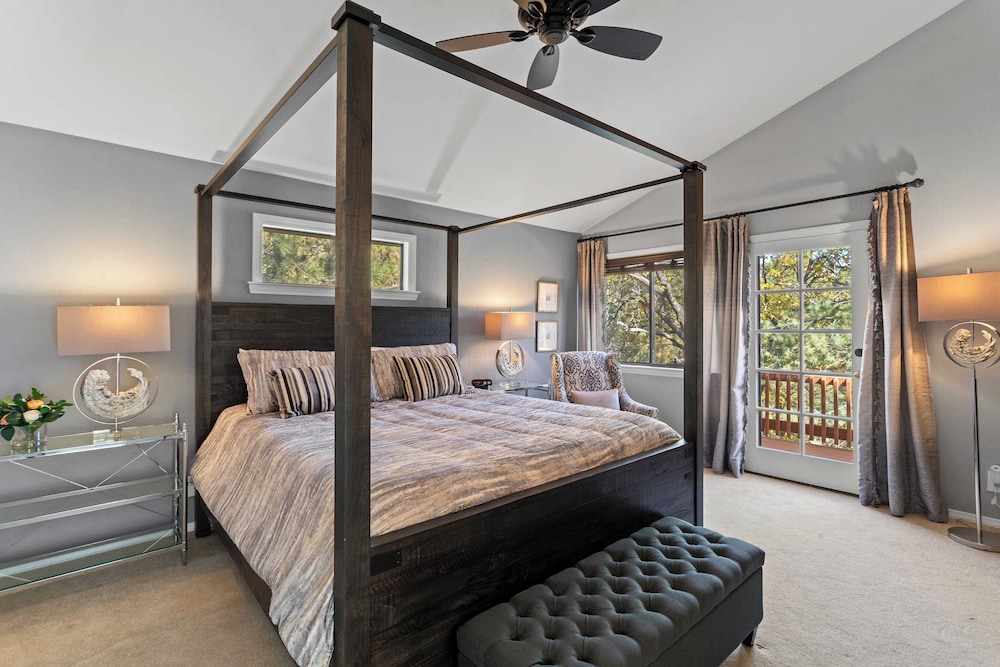 5bdr Stay w/ Fireplace, Game Room & Family-friendly Amenities Arrowhead Chalet by Avantstay