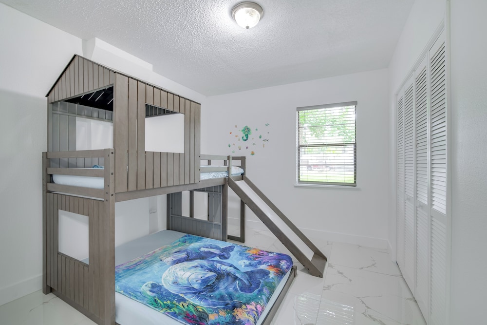 Swim, Hike & Kayak: Crystal River Retreat w/ Yard!