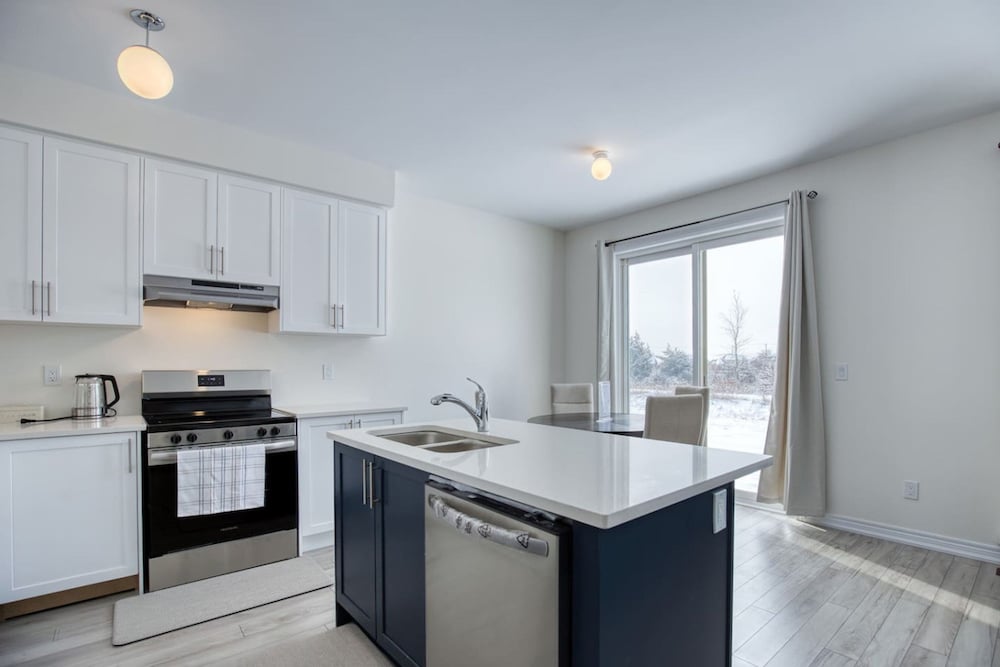 Spacious Brand New 4-bed Retreat in Quinte West